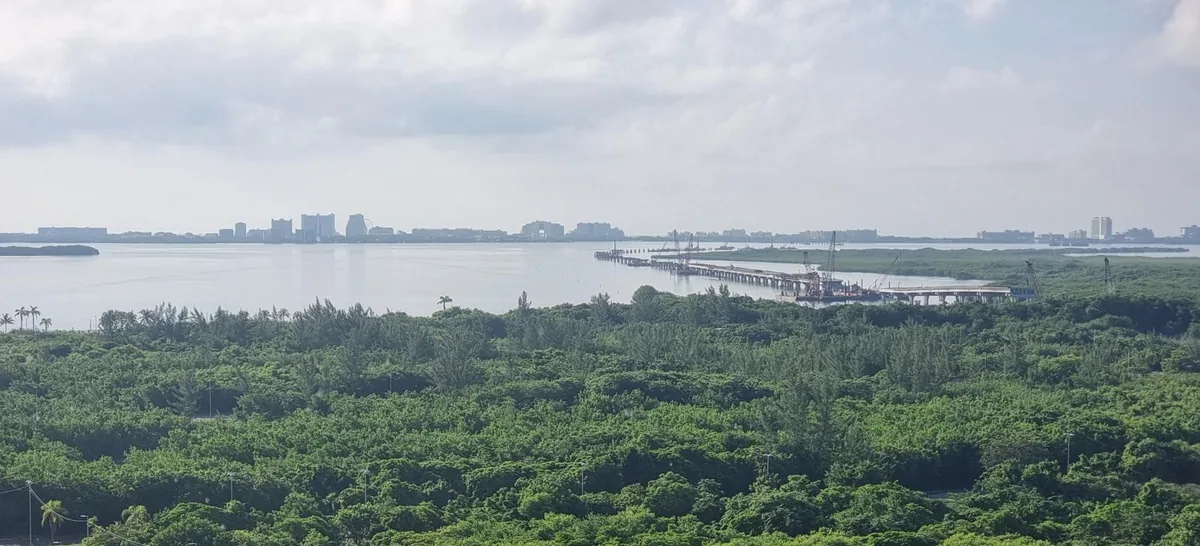 Vista panorámica de la laguna Nichupté